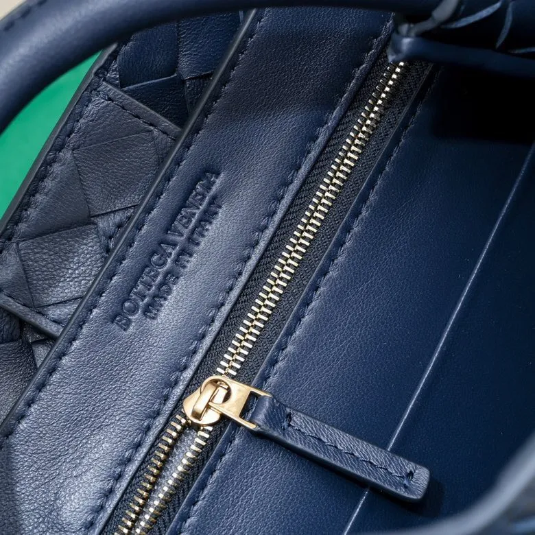 Batch 1860 B's 2023 spring and summer new model continues the brand's woven style with detailed metal knot switch buckles. This time, the shoulder straps are also made into tube weaves, showing different craftsmanship. The carrying method is versatile to create more different looks. Intrecciato woven leather small handbag, equipped with sliding crossbody strap. Internal compartments, including 1 zipper pocket and 2 open pockets with magnetic buckle closure. Size: 25*20*10cm, model: 7463#